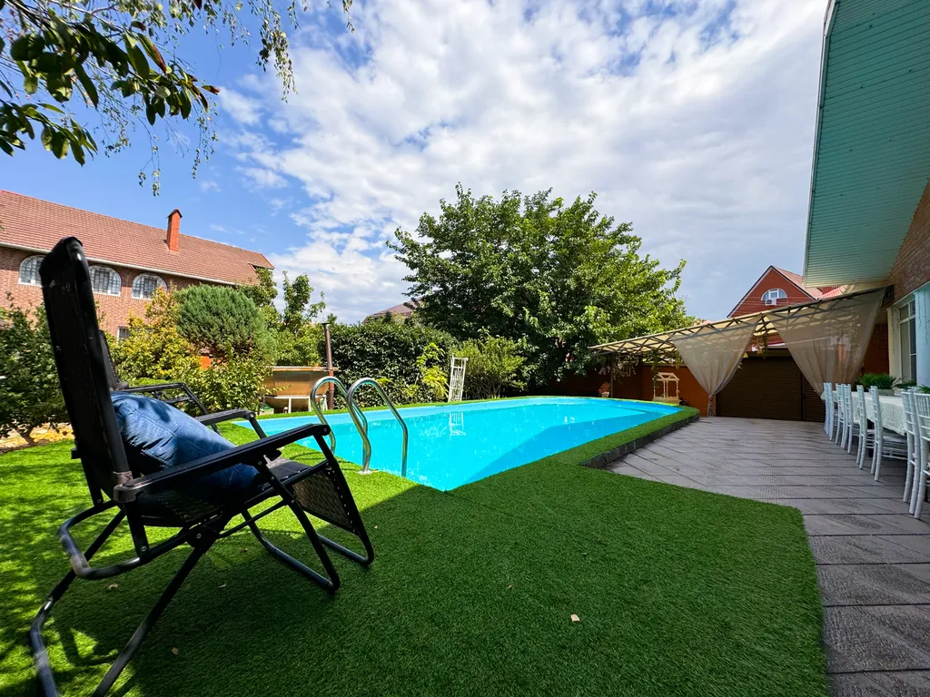 Дом с бассейном у парка Галицкого