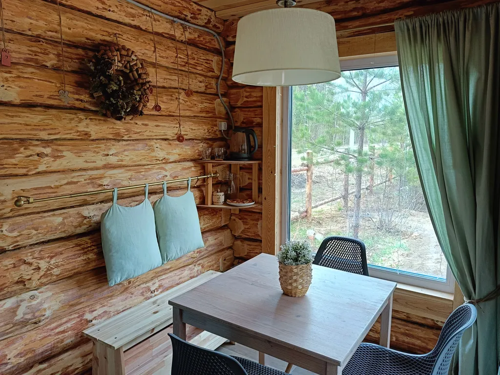 Темный домик на опушке леса