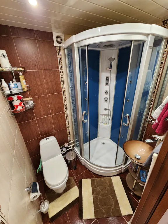 Стильная квартира с большой кроватью.