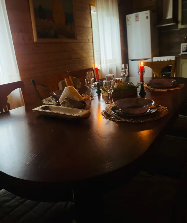 Берлога люкс, коттедж с банным чаном для отдыха с видом на лес и скалы