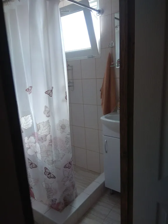 Уютный домик с террасой и видом на море, душ и туалет в помещении