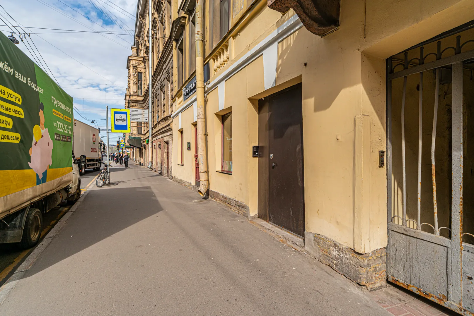 Вход в парадную с улицы 