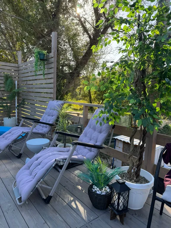 Уютная сфера на побережье