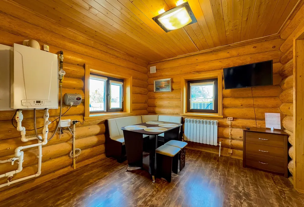 Уютный деревянный дом рядом с живописным озером