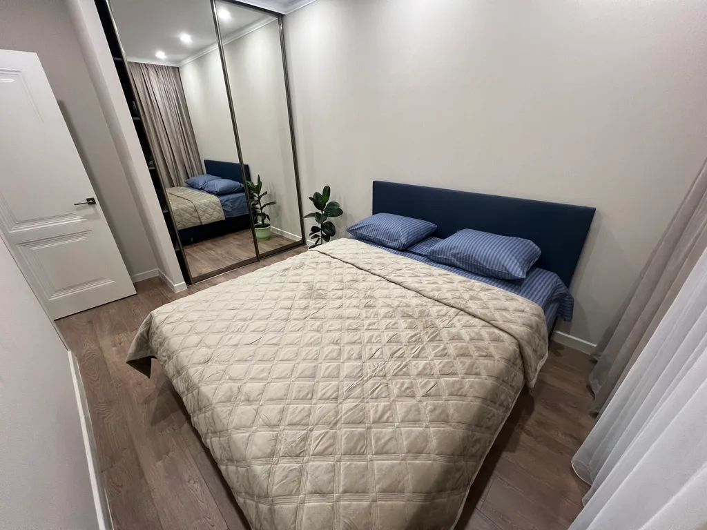 Новый дом в тихом месте недалеко от центра города