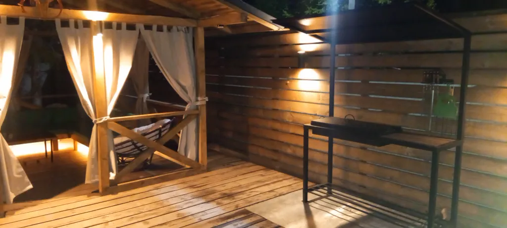 Частный дoмик Шалаш в тиxoм и уютнoм местe с баней и горячей купелью