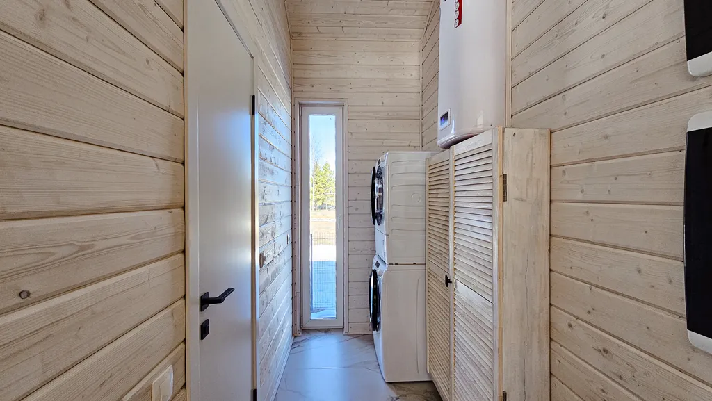 Уютный дом с панорамными окнами и видом на лес