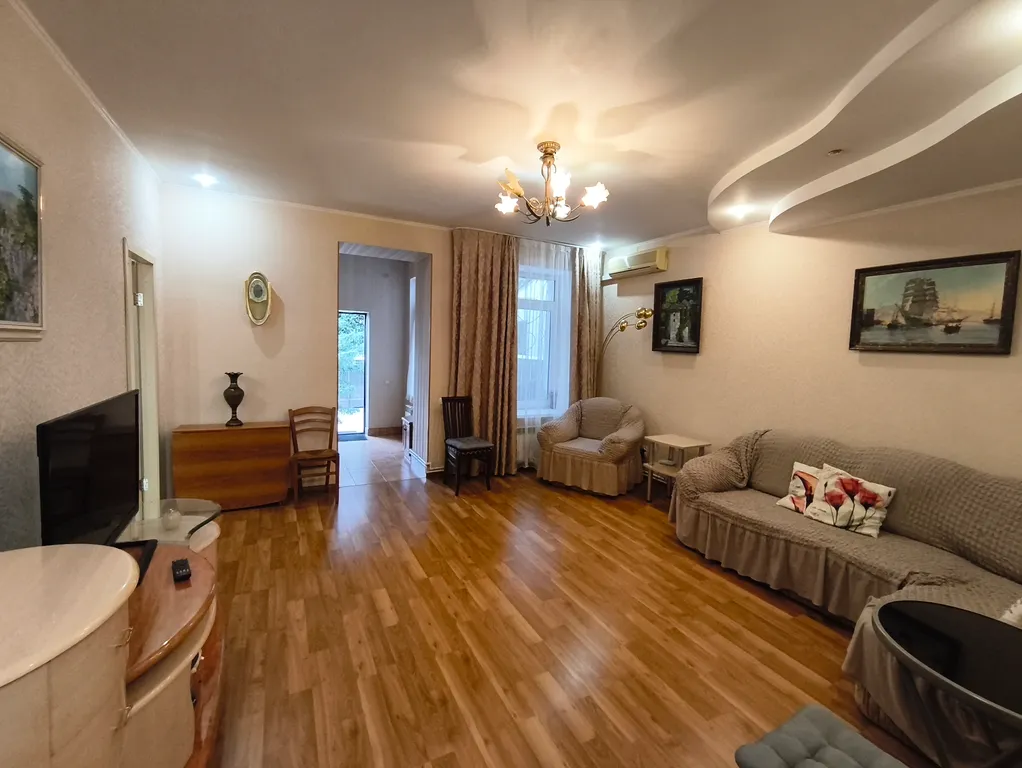 Коттедж Коттедж СВОЙ  двор, мангал, парковка.... — Ялта