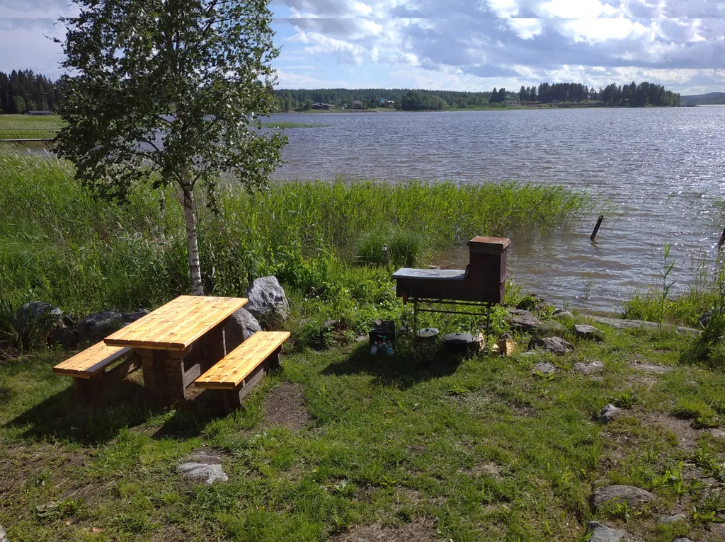 Домик на берегу озера