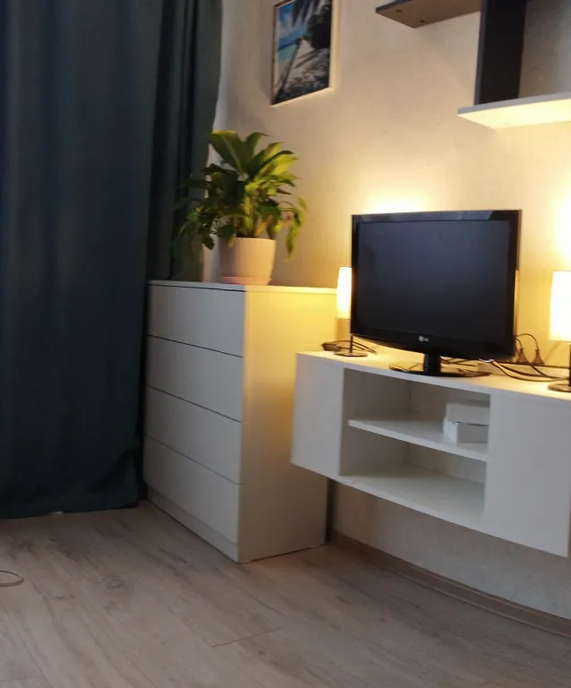 Комната-студия в общежитии в центре города.