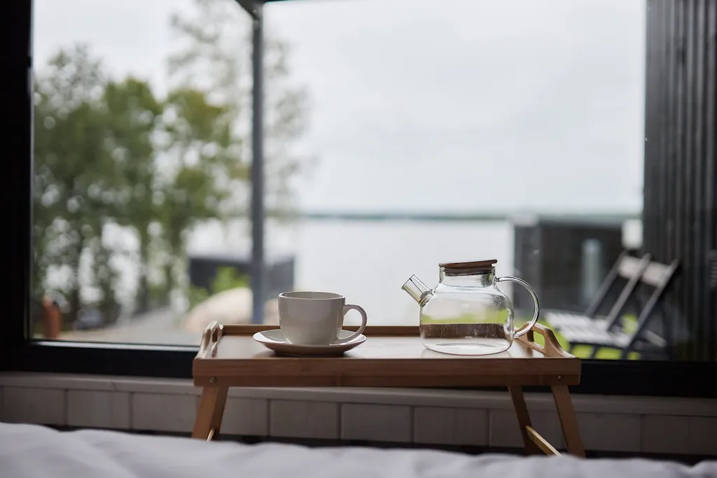 Семейный дом с мансардным окном и видом на озеро