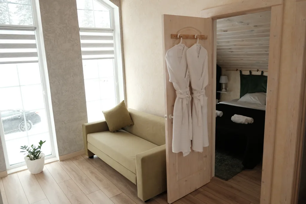 Большой уютный дом с видом на лес