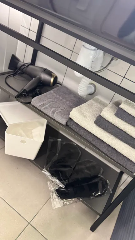 Евродвушка с высокими потолками и большими окнами, 2 кровати