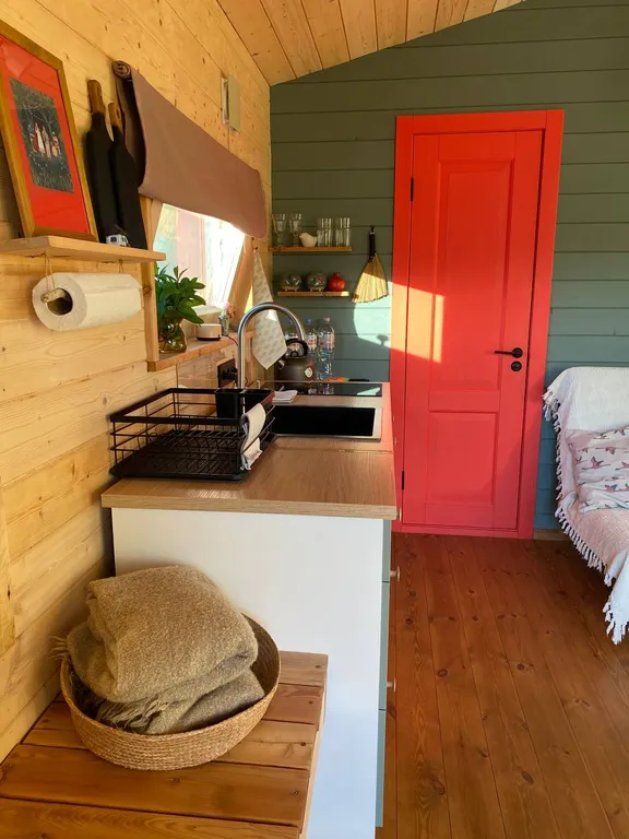 Дом на краю леса с видом на горы