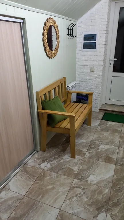 Уютная комната в доме с ванной комнатой