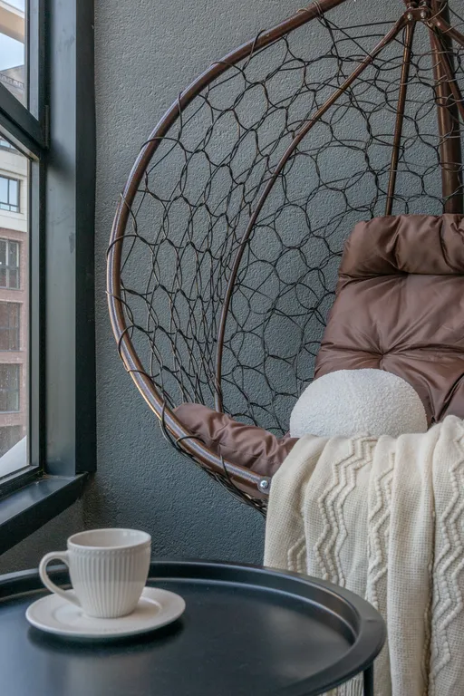 Светлая квартира с креслом на балконе