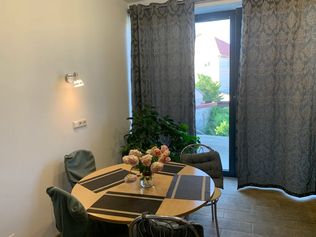 Уютная квартира рядом с морем в частном доме с садом