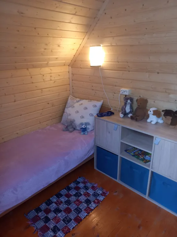 Уютный домик на берегу живописного озера