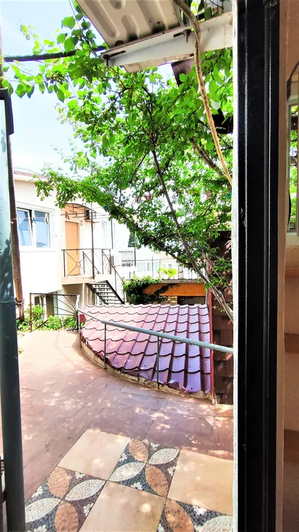 Коттедж Коттедж-студия с двориком в 5-6 минутах к пляжу и набережной — Ялта