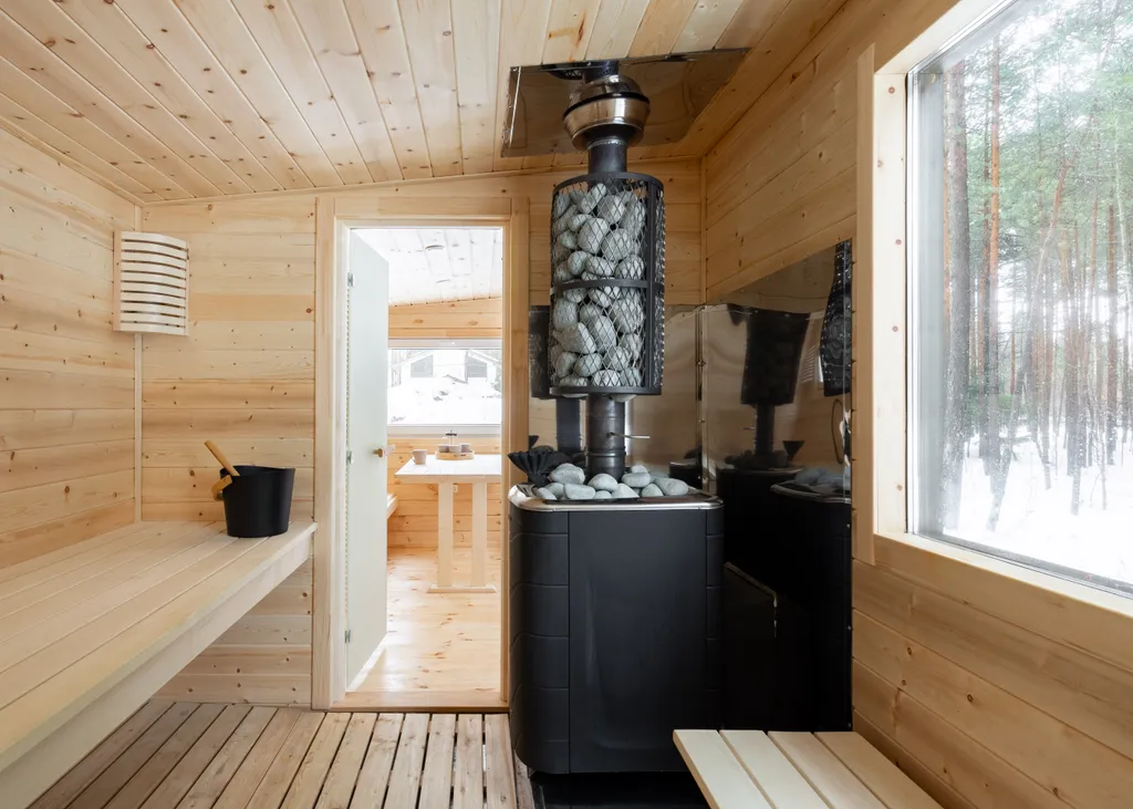 Загородный дом с террасой, баней и видом на лес