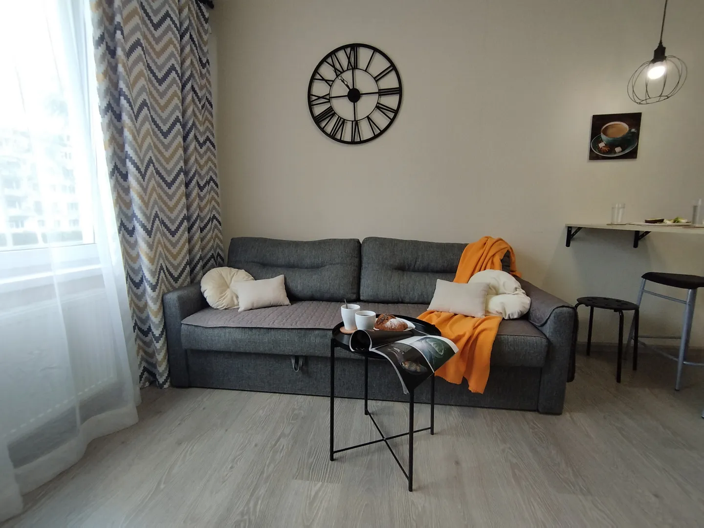 Кухня-гостиная с раскладным диваном и телевизором