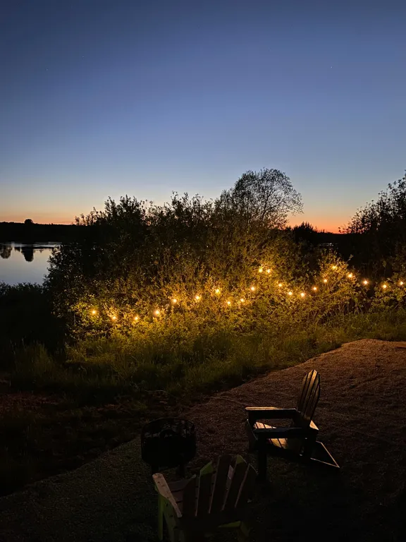 Smaland Musta House на берегу реки