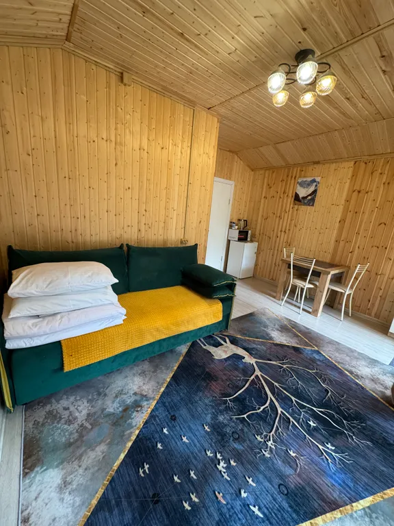 Двухкомнатный домик с видом на горы в лесу