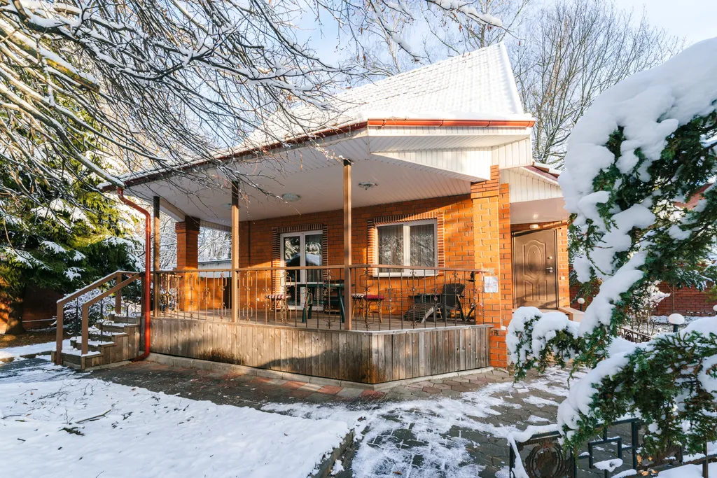 Дом на пруду с камином и караоке