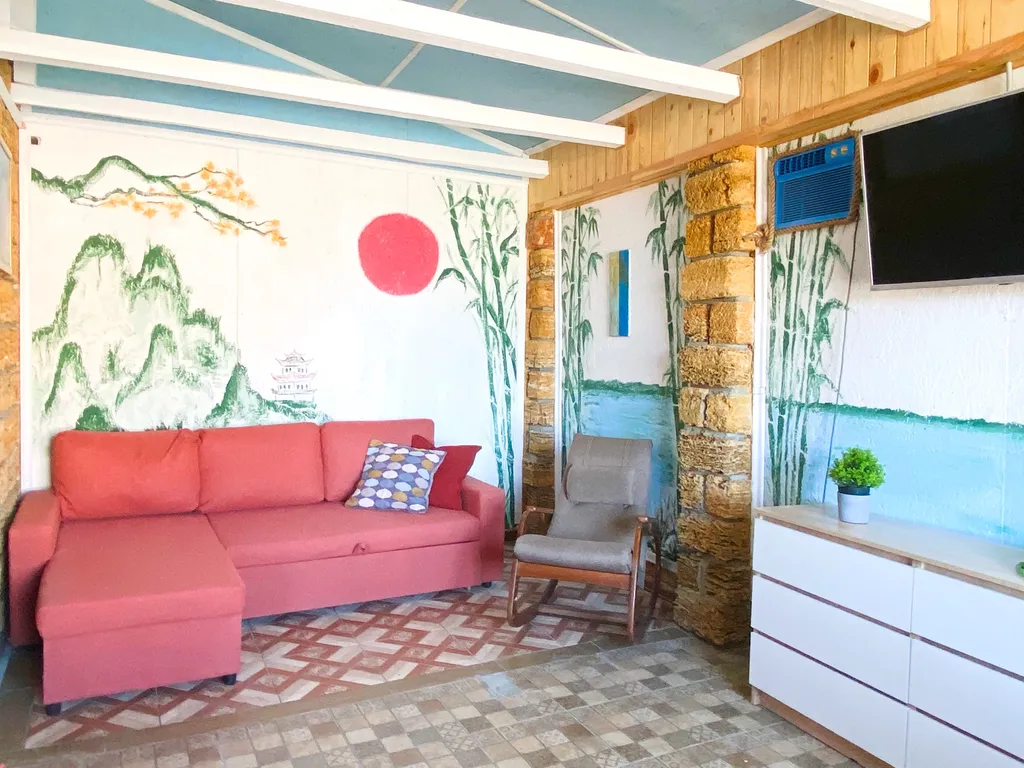 Дом с подогреваем бассейном, зоной отдыха в самом центре Новороссийска