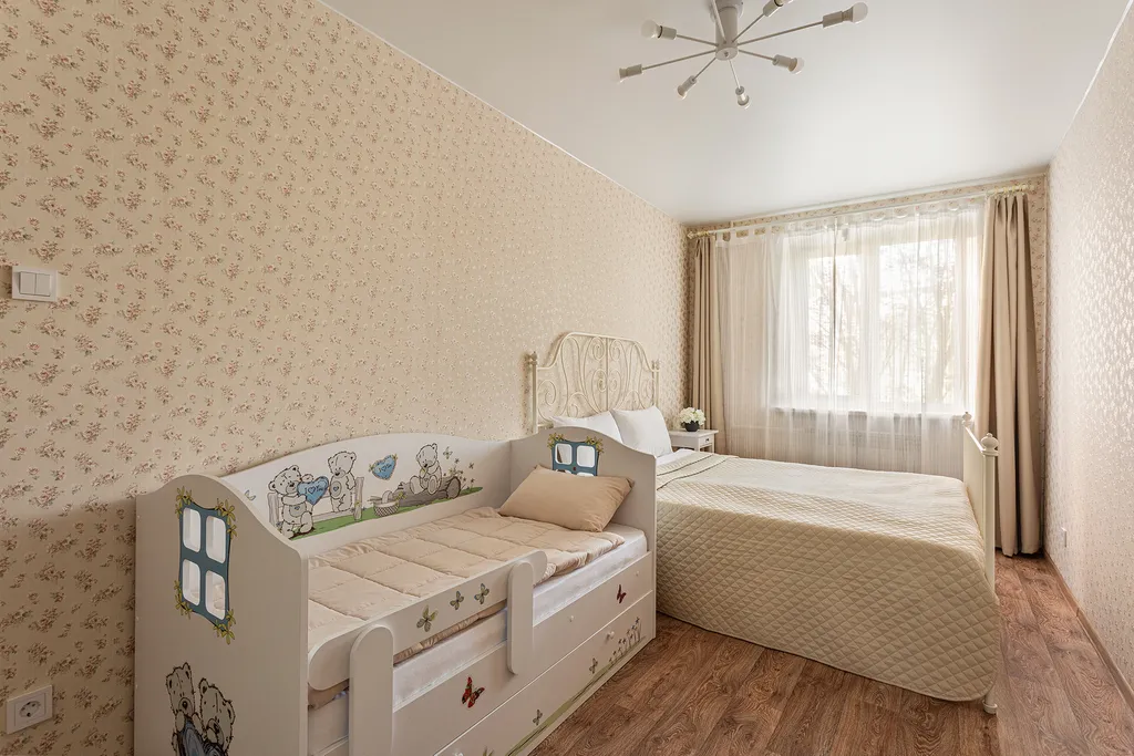 FullHouseApart Двухкомнатная квартира с балконом и детской кроваткой