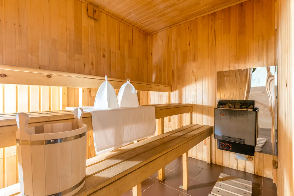 Белый коттедж с баней и бассейном рядом с озером