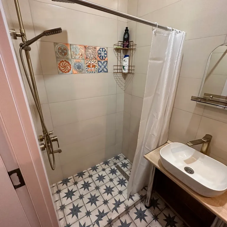 Апартаменты с двумя спальнями с историческим интерьером центр Тбилиси