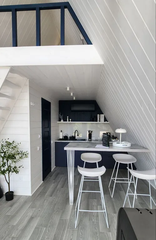 Уютный треугольный дом в 25 км от Минска с видом на лес.