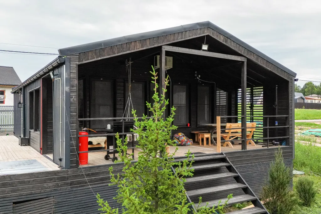 Современный дом с баней в лесу