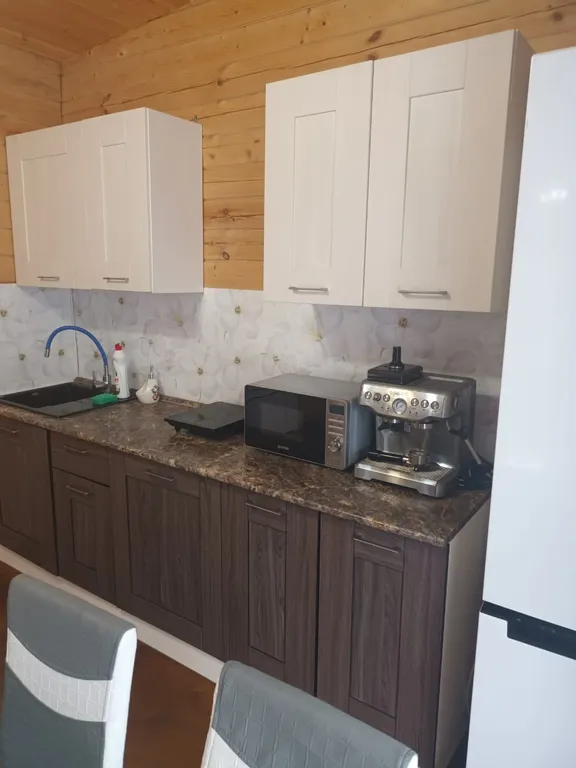 Дом с двумя спальнями, кухней, гостиной, на отдельной территории