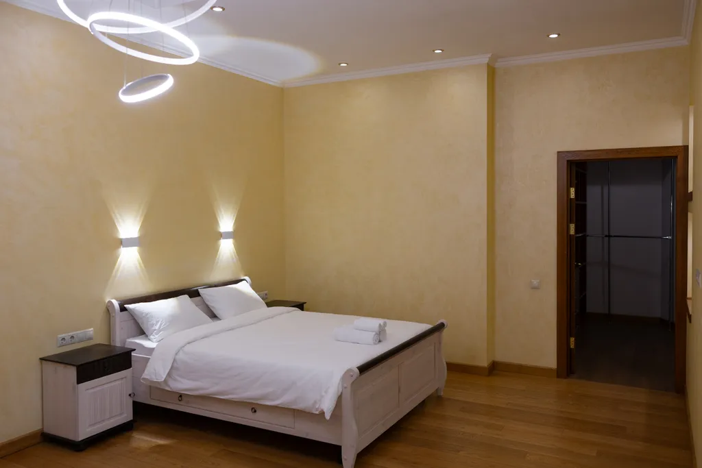 Особняк с большим бассейном в живописном лесном поселке