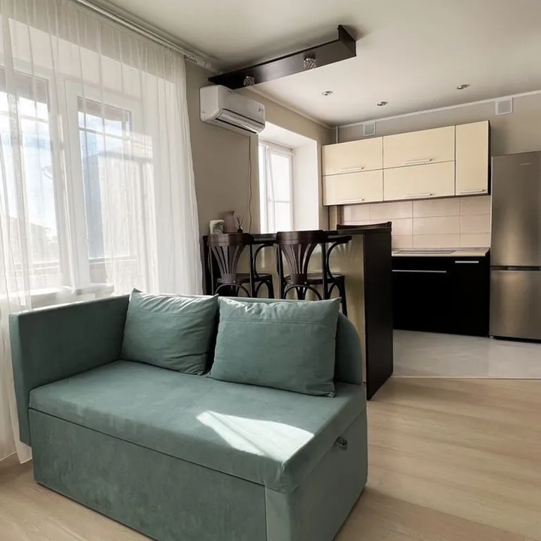 Отличнaя квартирa-студия в историческом цeнтрe горoда