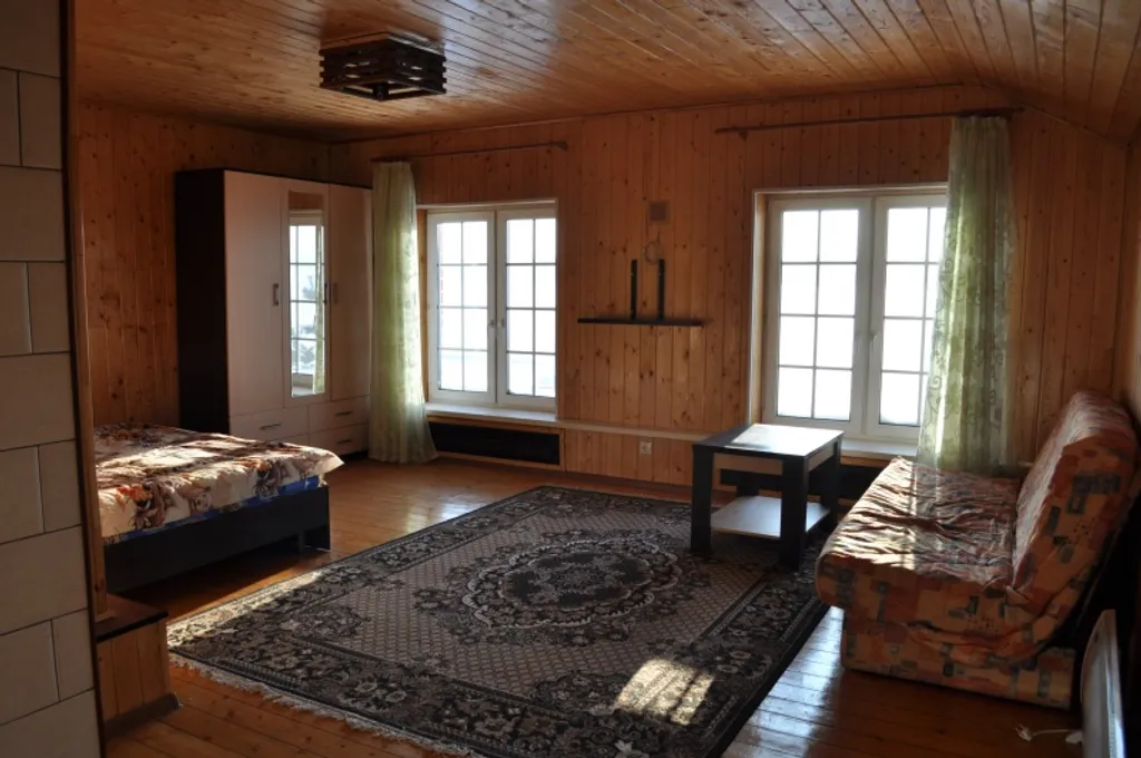 Дом-коттедж на берегу реки