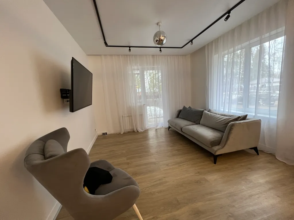 Просторный дом с камином в сосновом лесу