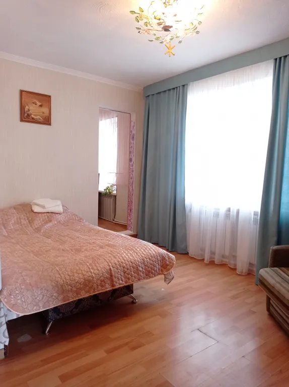 Небольшая, очень светлая и летом с приятной прохладой квартира