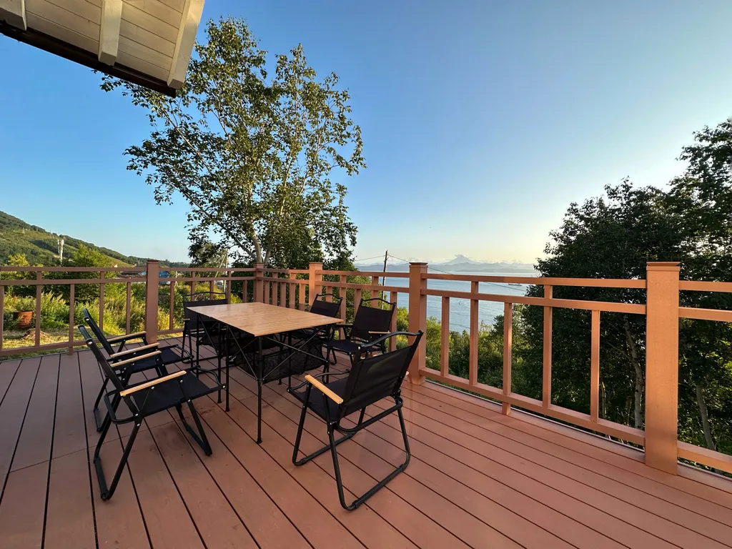 Шале с видом на бухту и вулкан