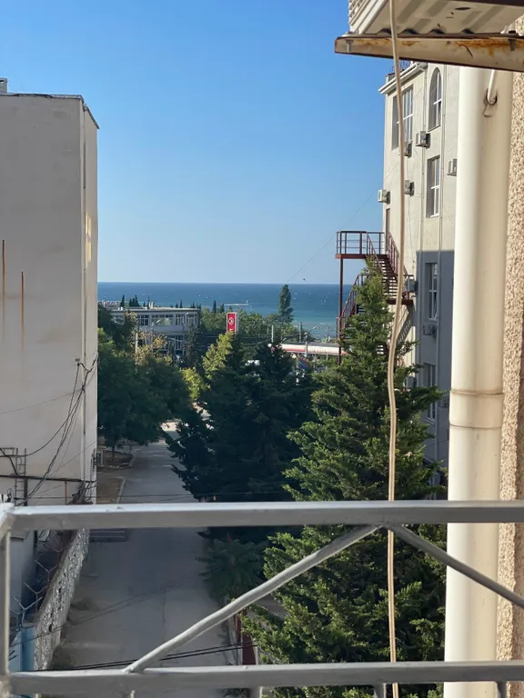 Рядом с пляжем Омега и парком Победы