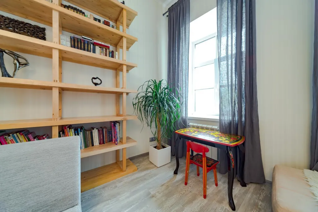 В центре, с видом на Адмиралтейский канал и "Новую Голландию"