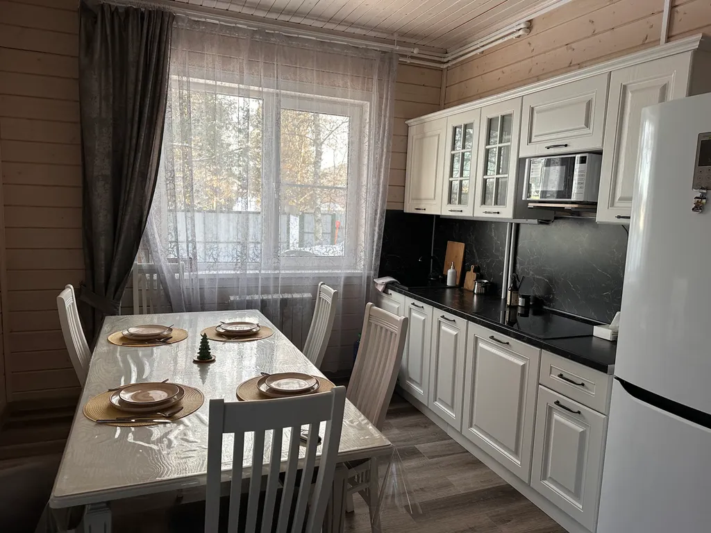 Дом в уединенном тихом месте рядом с лесом