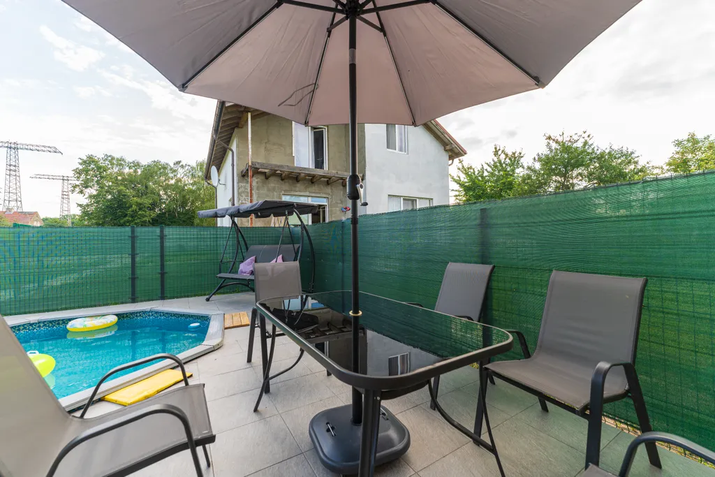 Дом с баней и бассейном