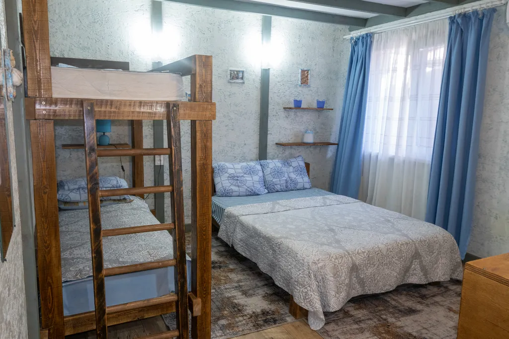 Квартира Квартира Четырёхместный номер с двуспальной и двухъярусной кроватями — Сухум