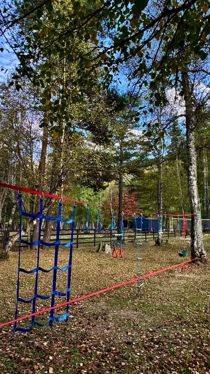 Шале на берегу реки, с беседкой