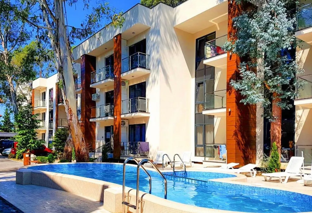 Квартира у моря с балконом и бассейном