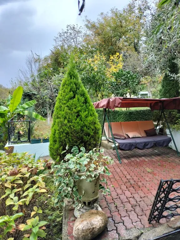 Уютный дом для большой семьи или компании в окружение сада