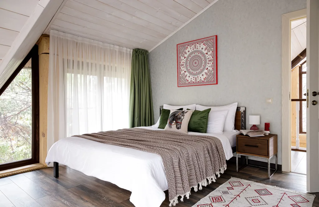 Эко-коттедж в русском стиле с панорамными окнами и террасой в лес